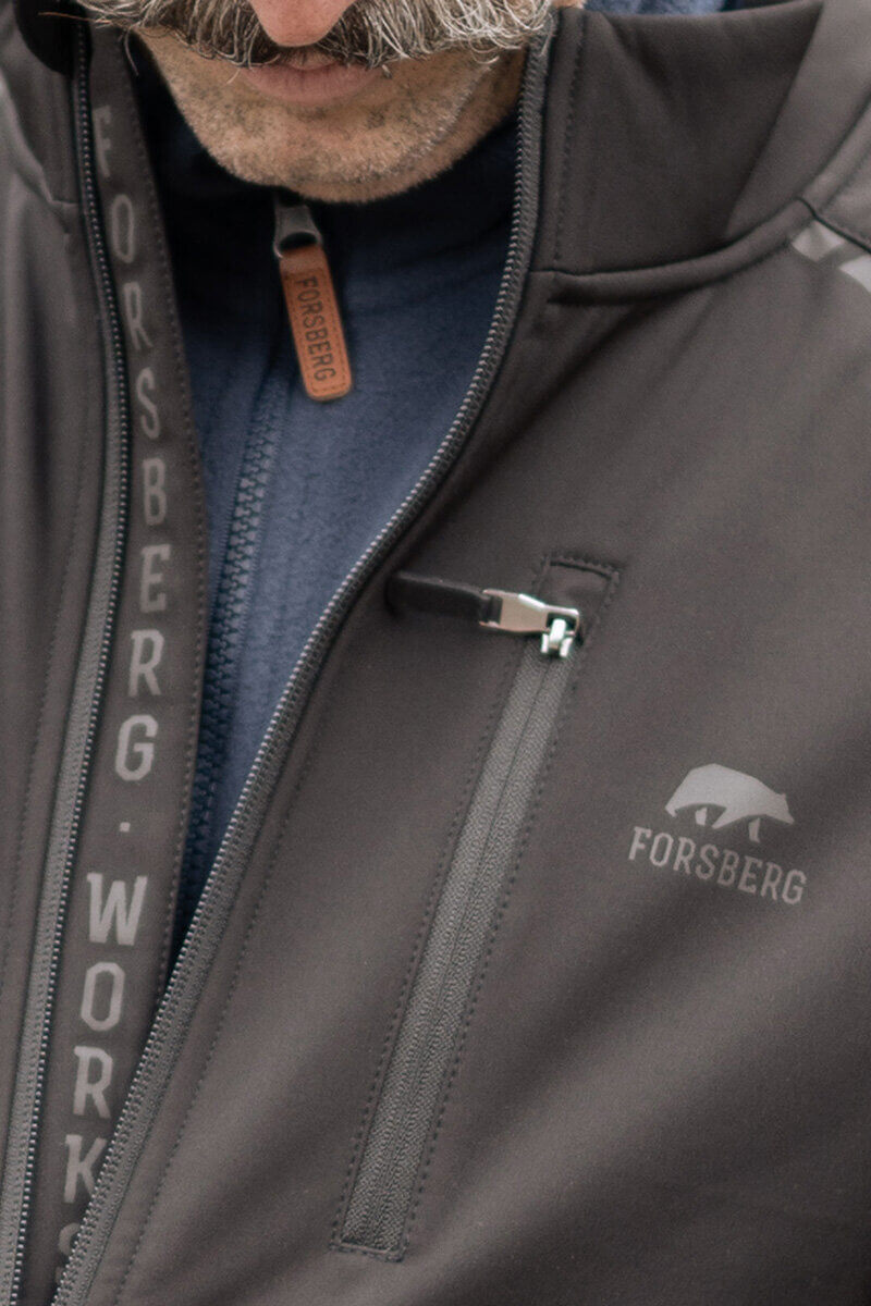 Blakson 4: Schwarze Sneakers mit weißen Akzenten und Schnürung auf einem grauen Hintergrund.