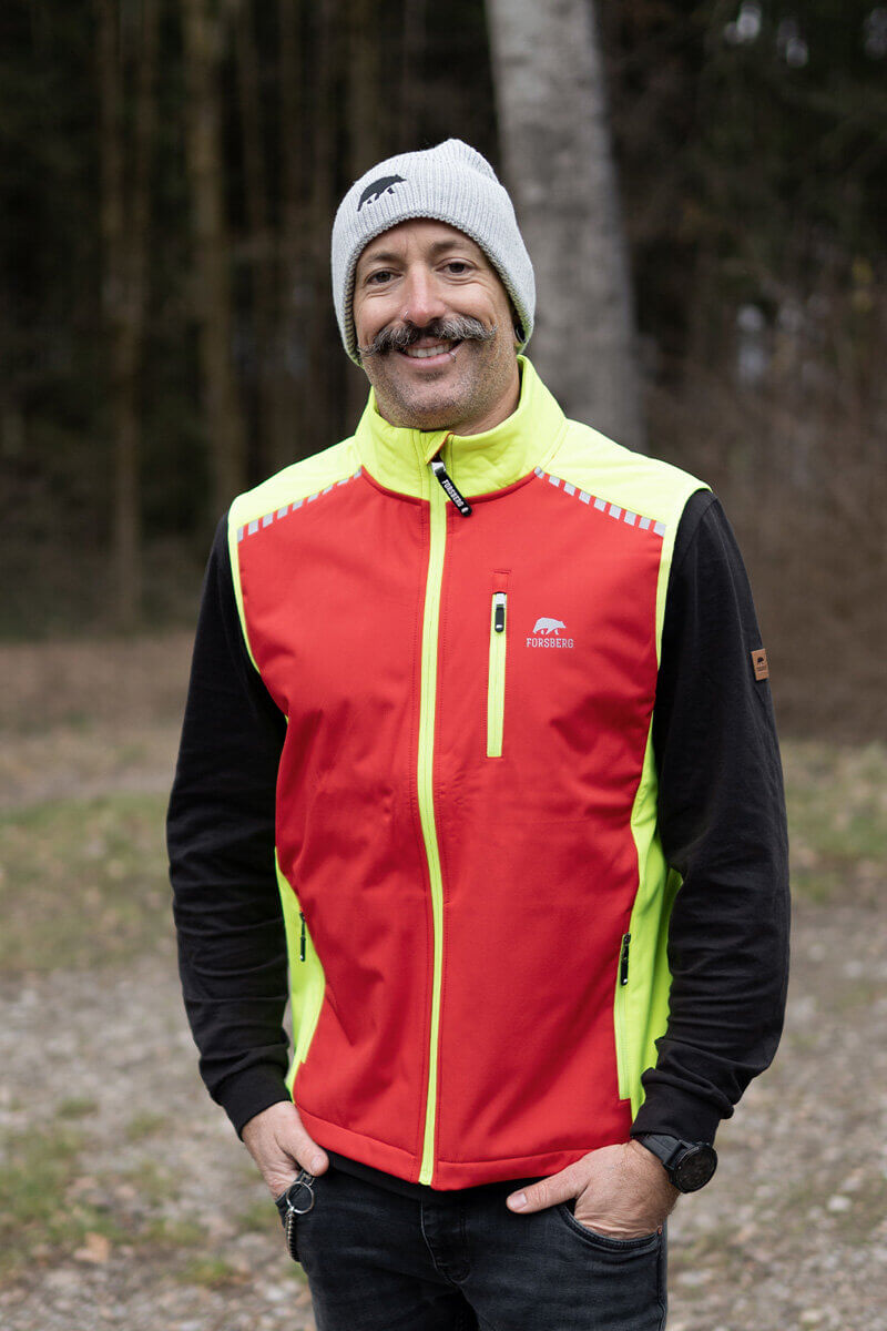 Ein modernes, graues Sofa mit Kissen in einem stilvoll eingerichteten Raum.