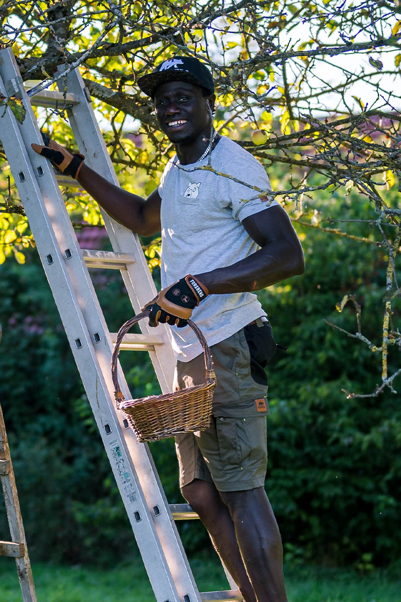 Person, Kleidung, Kurze Hosen, Gesicht, Kopf