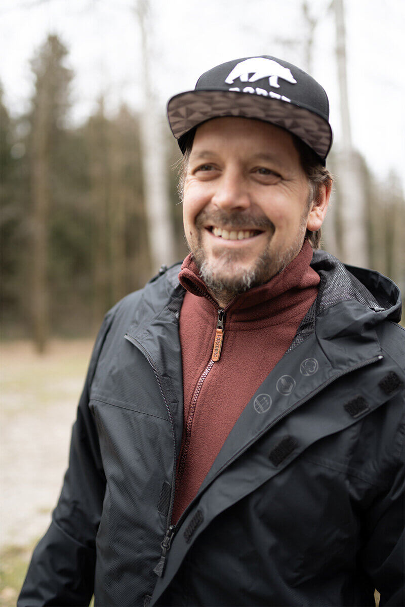 Wasserflasche aus Kunststoff mit einem grünen Deckel auf weißem Hintergrund.