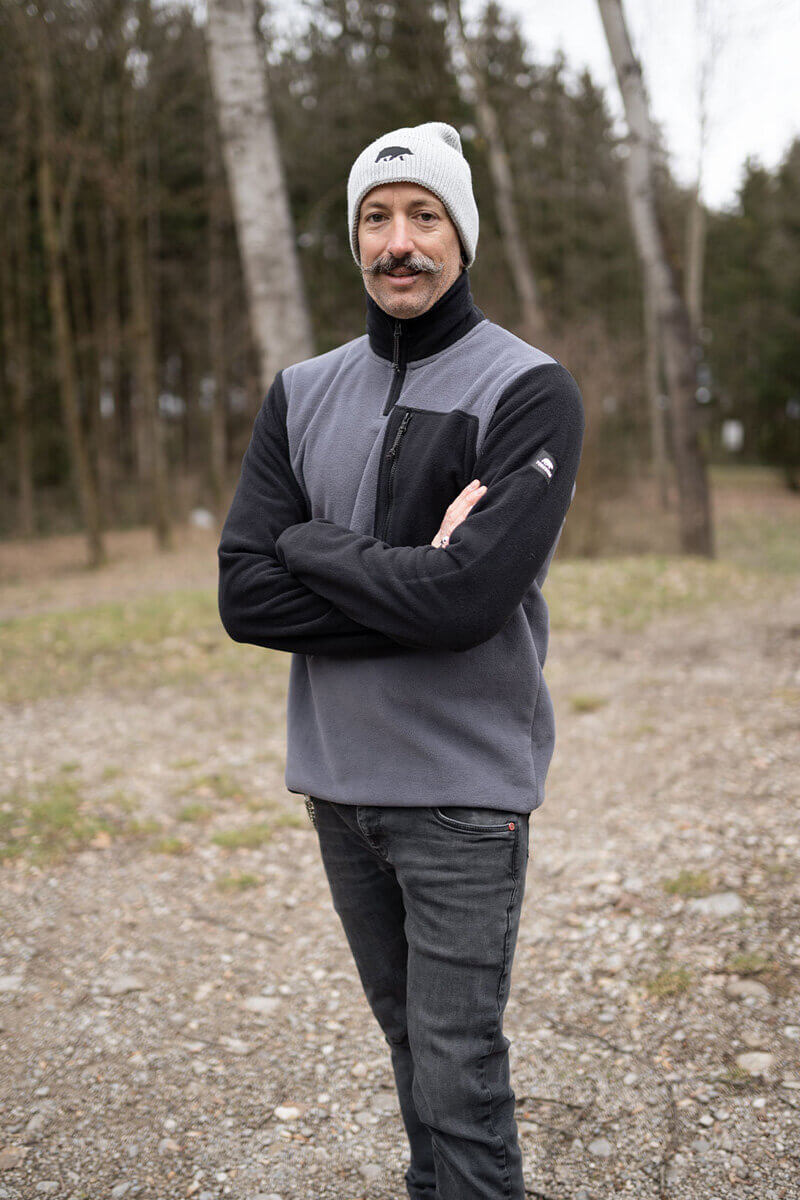 Leichter Fleece-Troyer in Hellgrau mit Reißverschluss und Stehkragen.