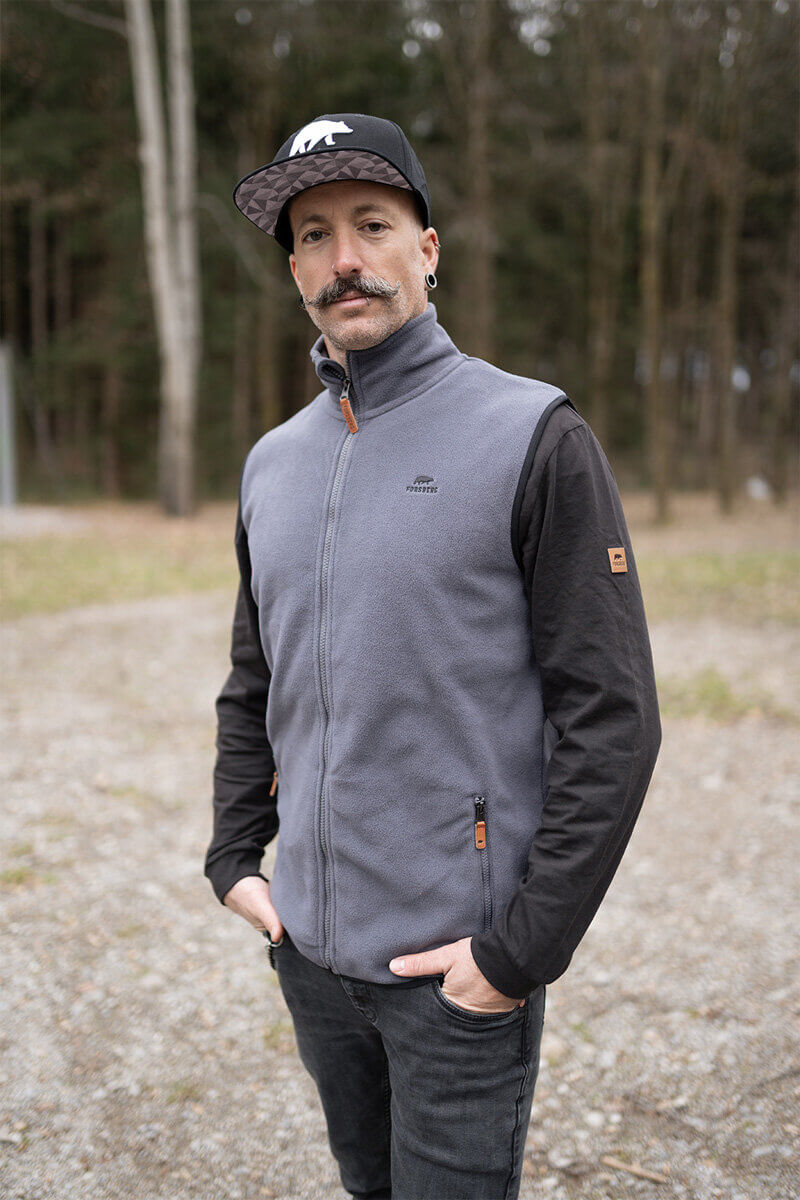 Vardir 1: Produktaufnahme eines schwarzen Hoodie mit Kapuze und geringem Schnitt.