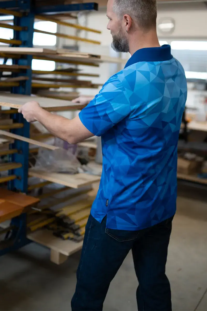 Funkktions-Poloshirt mit modernem Polygon-Design in verschiedenen Farben.